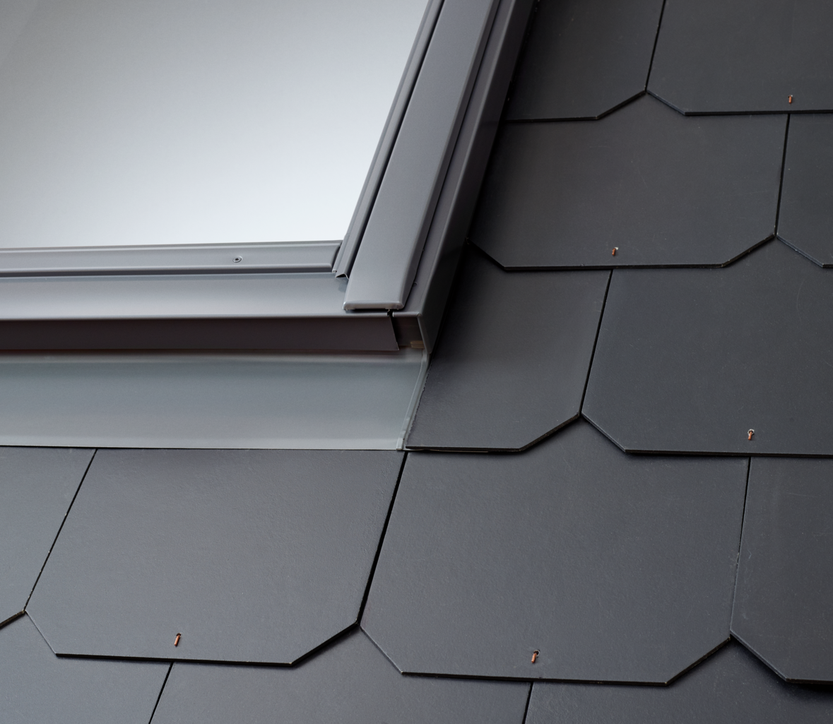 VELUX EDL 2000 Pro + Flashings - for use with Slates up to 8mm thick (Including Insulation & Underfelt collars)